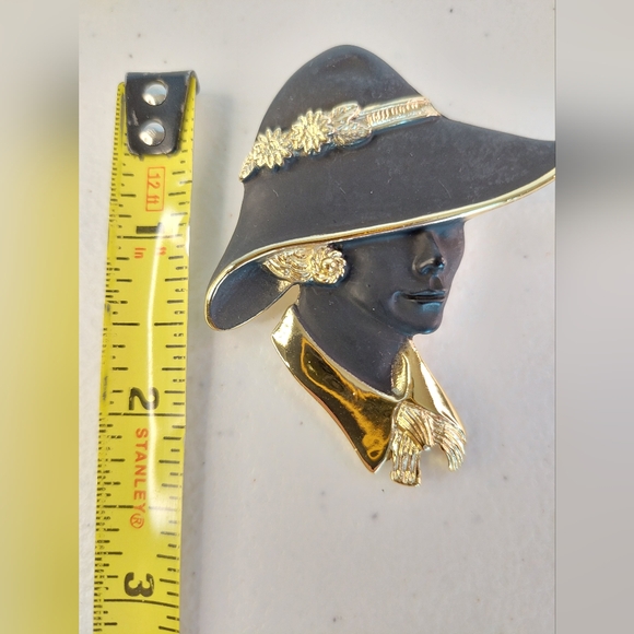 VTG TORINO Enamel And Gold Tone Lady With Hat Brooch Pin - Picture 3 of 8